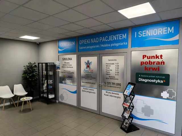 Wejście do AnnaMed – Centrum Opieki nad Pacjentem i Seniorem w Rydułtowach: poczekalnia, drzwi gabinetu pielęgniarskiego i oznaczenie punktu pobrań krwi